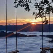 Columpios frente al amanecer
