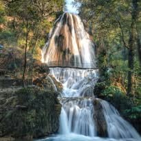 Cascada doble en la montaña