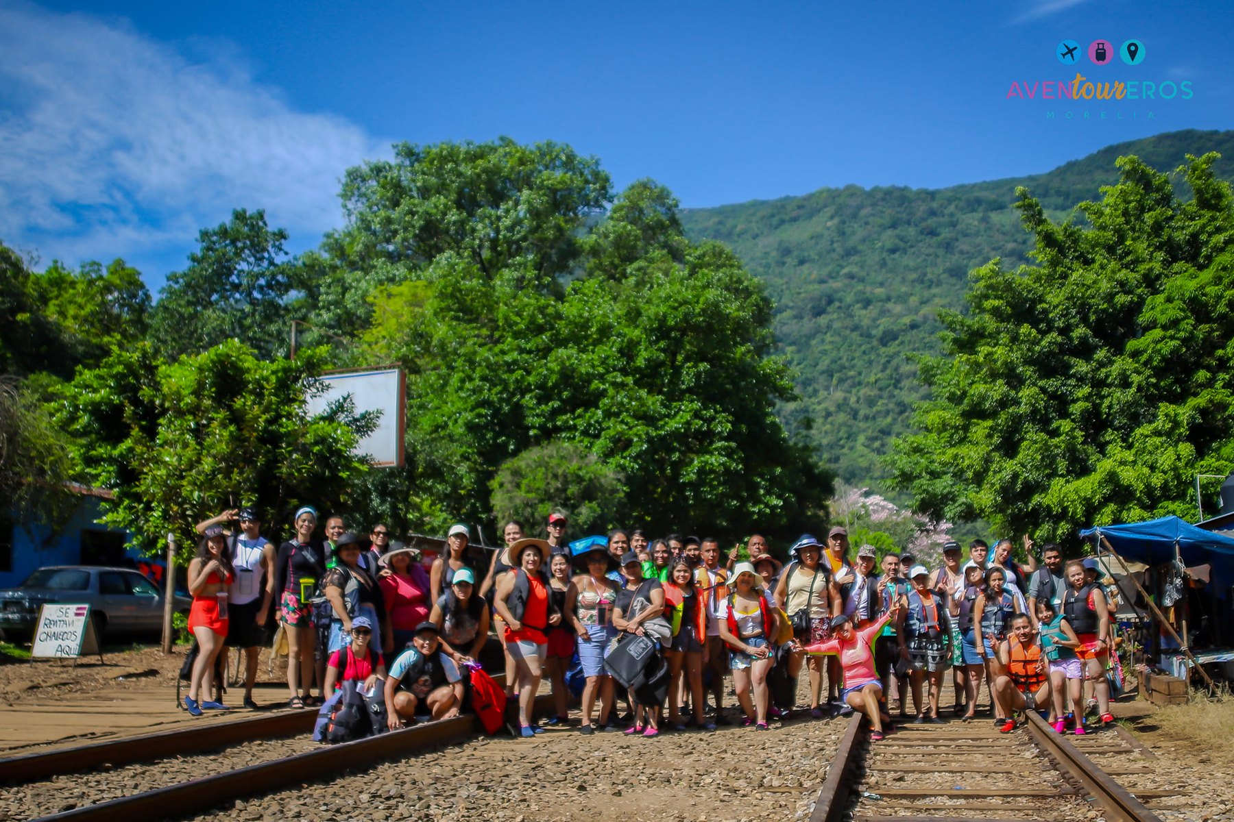 Grupo de viajeros en las vías del tren