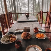 Desayuno en cabaña de bosque