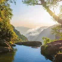 Espejo de agua entre montañas
