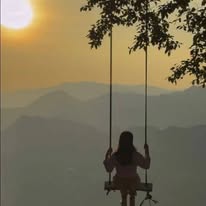 Mirador con columpio al amanecer