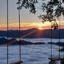 Columpios frente al amanecer