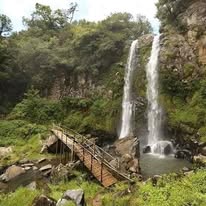 Cascada doble en la montaña